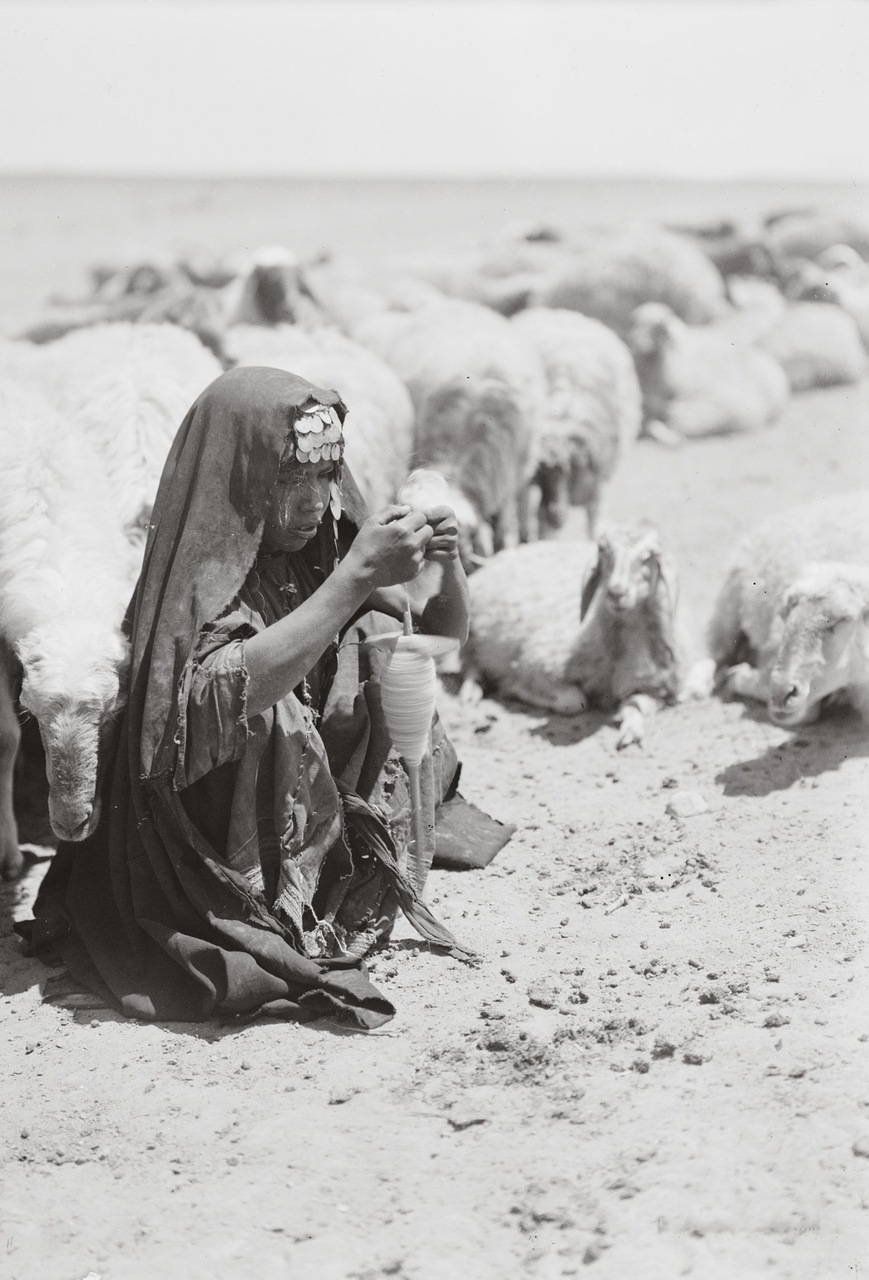 Бедуинская пастушка за пряжей. Беэр-Шева, Палестина. Август 1932 г.